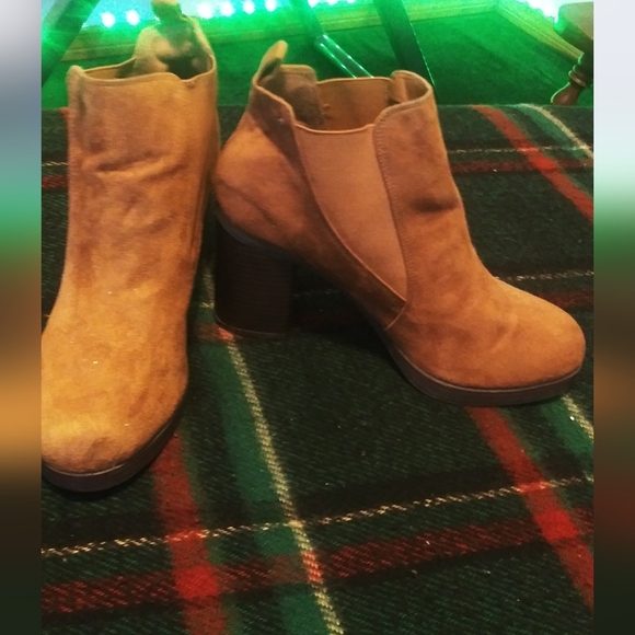 American Eagle Outfitters Tan Heeled Boots with Sleek Design - Picture 6 of 7